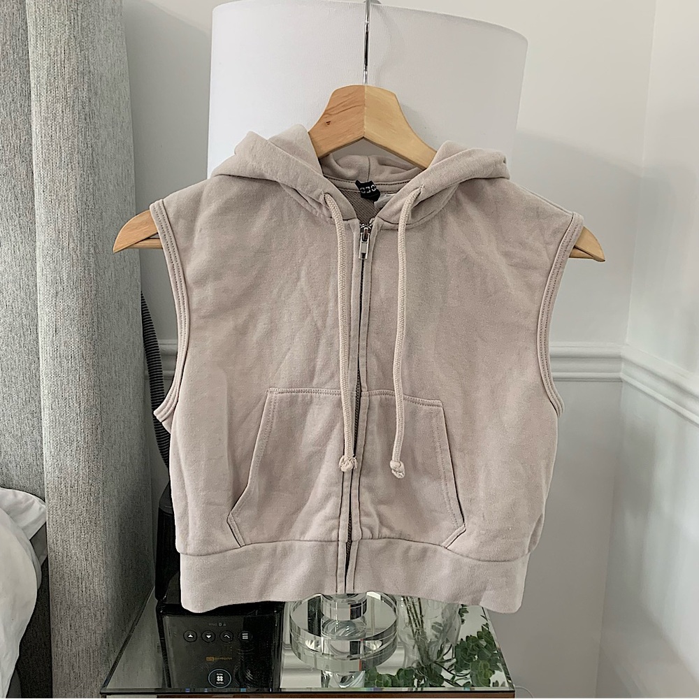 🤍 H&M | Beige cropped sleeveless vest